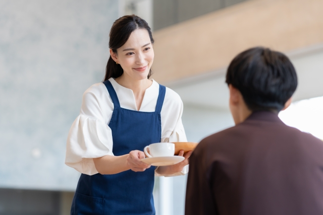 お飲み物を運ぶ店員